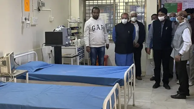 પાટણ ખાતે કોરોનાની ત્રીજી લહેરને ધ્યાનમાં રાખી સિવિલ હૉસ્પિટલમાં ઉપલબ્ધ વિવિધ સુવિધાઓનું નિરીક્ષણ કરતા આરોગ્યમંત્રી ઋષિકેશ પટેલ.