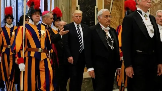 ترامب مع حرس الفاتيكان