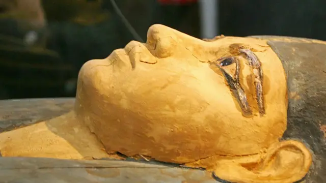 تابوت لسيدة من مصر القديمة