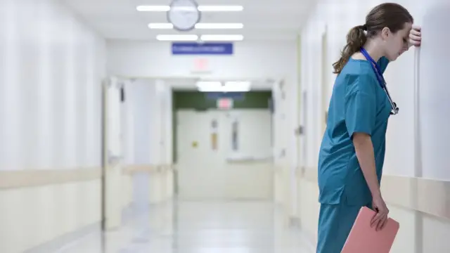 ممرضة متوترة