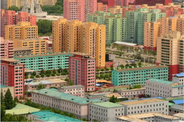 색색으로 칠해진 북한 도시 건축물