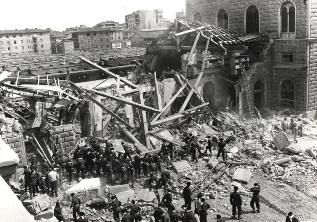 Bologna tren istasyonunun bombalanmasının ardından ilk kurtarma ekipleri dehşet verici duruma müdahale ediyor, 2 Ağustos 1980