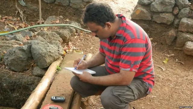 शिळावर्तुळांची नोंदणी करताना हौशी पुराअभ्यासक अमित सामंत