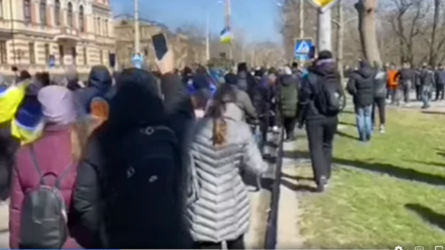Hàng trăm người dân Ukraine biểu tình ở Kherson phản đối Nga ngày 13 tháng 3
