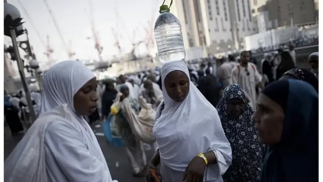 Mahajjata rike da ruwan Zamzam a kasar Saudia