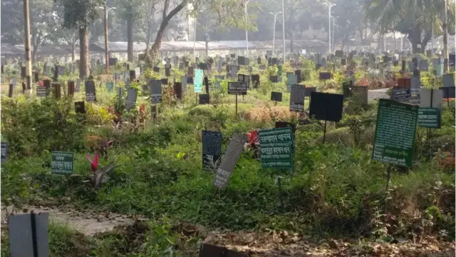 আজিমপুরের কবরস্থানটিতে ৩০ হাজারের মতো কবরের যায়গা হয়।