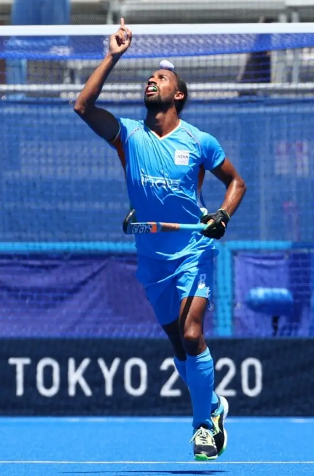 भारत जब जर्मनी से 1-3 से पिछड़ चुका था तब सिमरनजीत सिंह और हार्दिक सिंह ने भारत को वापसी दिलाते हुए हाफ़ टाइम 3-3 से बराबरी पर समाप्त कर दिया