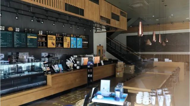 '누적확진자 42명'...폐쇄된 스타벅스 파주야당역점