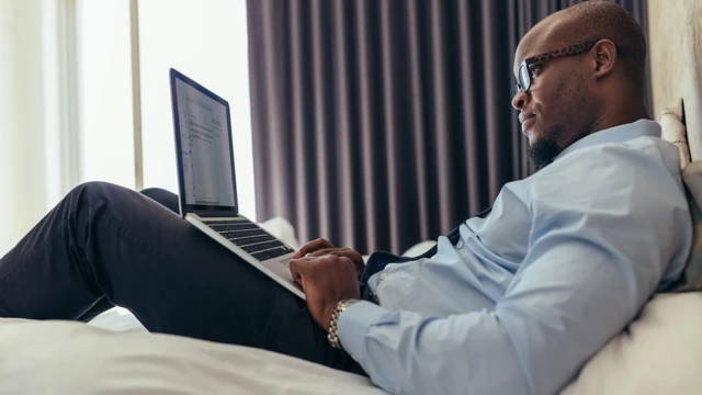 Non seulement le fait de travailler depuis votre lit peut entraîner un désastre ergonomique, mais il peut aussi rebrancher votre cerveau pour dissocier votre lit du sommeil