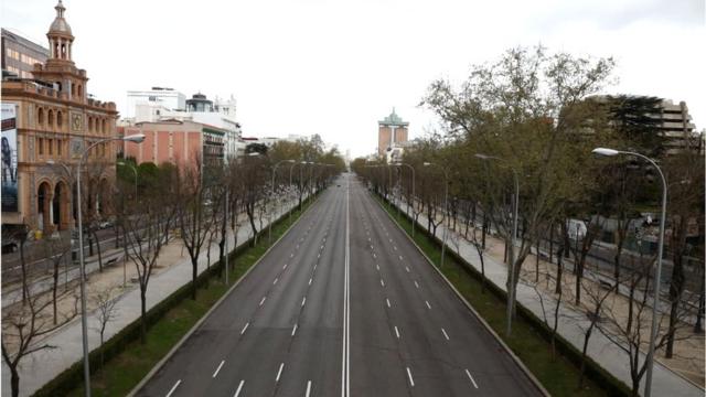 马德里市中心的这条大道空空荡荡，没有车辆也没有行人。