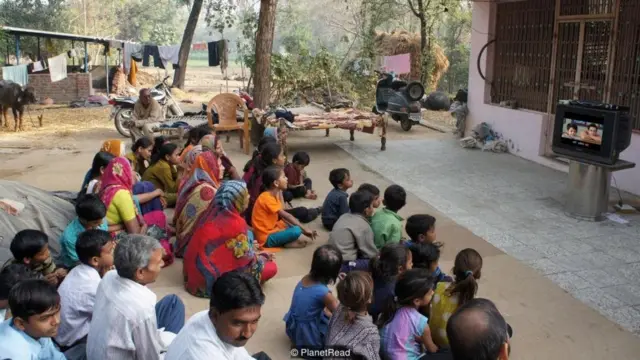 टीवी देखते लोग