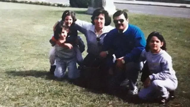 అనాలియా కుటుంబంతో