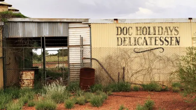 'பிசாசு நகரம்': எச்சரிக்கும் அரசு, செல்ல துடிக்கும் மக்கள்