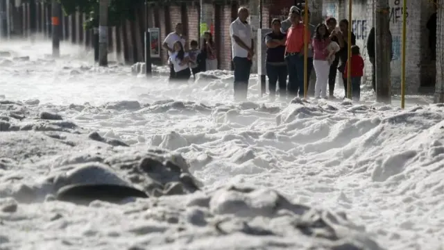 과달라하라는 보통 덥고 수분이 많은 지역이라 특히 큰 우박이 형성된 것으로 보인다