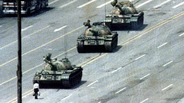 Algunos usuarios de las redes sociales compararon la foto de la mujer negra plantada frente a dos policías antidisturbios en Baton Rouge, Luisiana, EE.UU., con esta tomada en 1989 en la plaza de Tiananmén, República Popular China.