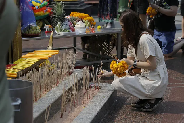 นักท่องเที่ยวไม่จำเป็นต้องจุดธูปและเทียนสักการะพระพรหมมาแล้วเป็นเวลากว่า 1 ปี เพื่อลดการเกิดมลภาวะทางอากาศ