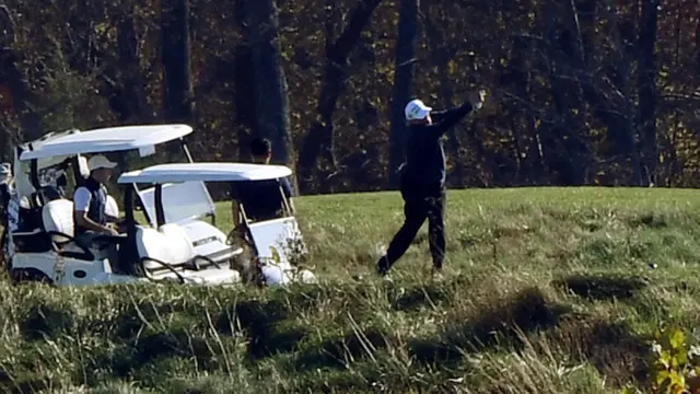 Trump jogando golfe