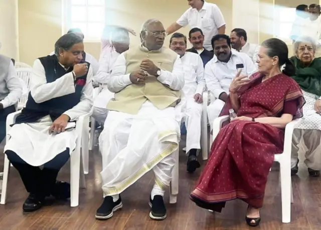 કૉંગ્રેસના નવા અધ્યક્ષ મલ્લિકાર્જુન ખડગેએ પાર્ટીના બંધારણ અંતર્ગત સ્ટિયરિંગ કમિટીની રચના કરી છે