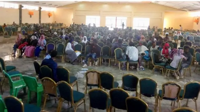 ኣብ ውሽጢ ኣዳራሽ ዝሓደሩ ተመሃሮ