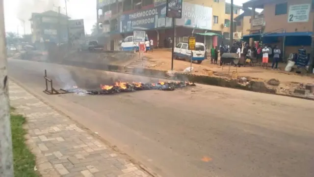 Ha mụnyechara ọkụ n'ebe ụfọdụ iji meche ụzọ