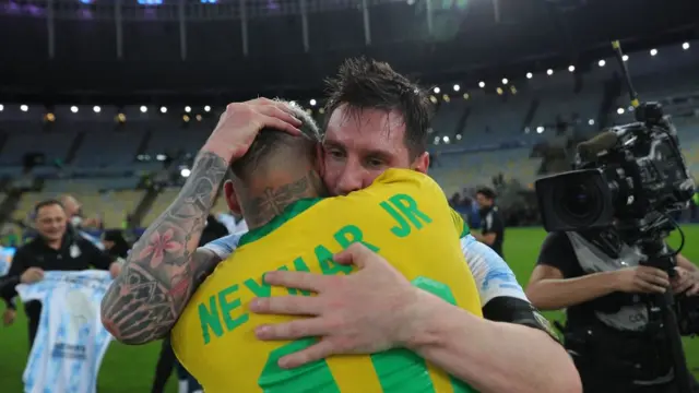 সাবেক বার্সেলানা সতীর্থ নেইমারকে জড়িয়ে ধরে সান্ত্বনা দিচ্ছেন মেসি