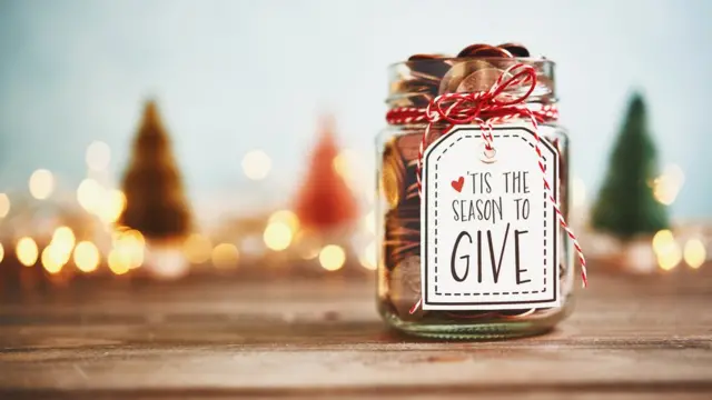 Банка с монетами и надписью: "Время - дарить"