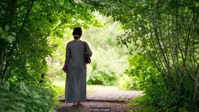 Mulher caminhando em parque