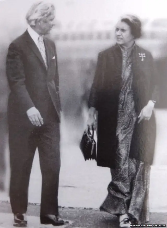 इंदिरा गांधी के साथ महाराज कृष्ण रस्गोत्रा