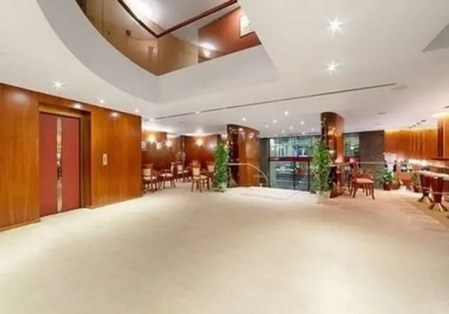 گفته می‌شود آقای منصوری از این قسمت پایین افتاده است