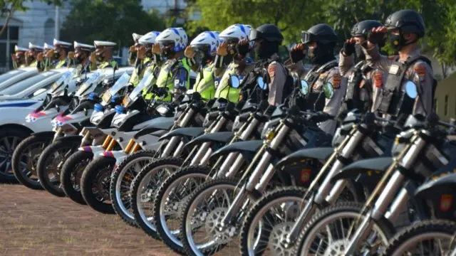 Personel gabungan mengikuti apel gelar pasukan Operasi Keselamatan Tahun 2021 di Mapolda Aceh, Banda Aceh, Aceh, Senin (12/04)