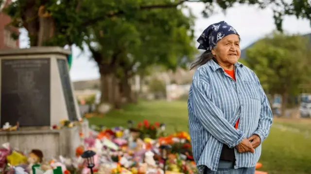 Evelyn Camille, sobrevivente da escola Kamloops posa ao ladounibet24memorial das vítimas do lugar