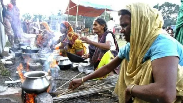 ચૂલ્હા પર રસોઈ કરતી મહિલાઓ