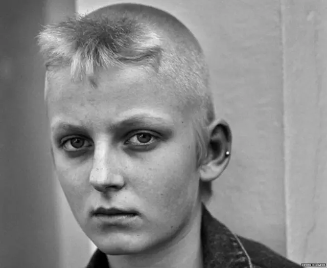 버즈컷을 한 80년대 여성