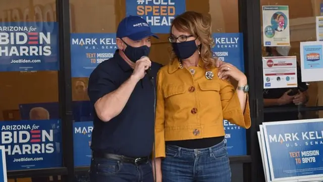 নভোচারী মার্ক কেলি বিজয়ের পর তার স্ত্রীর সাথে