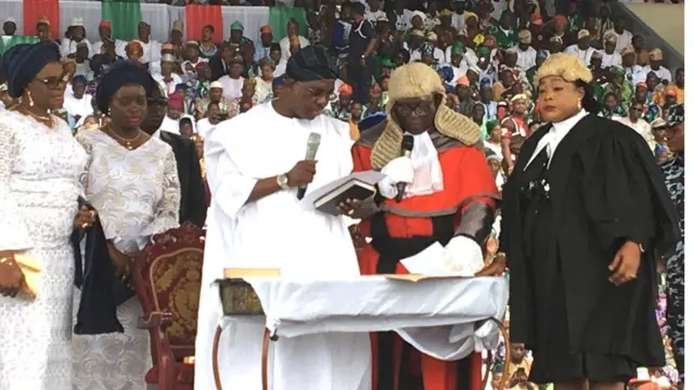 Rauf Aderẹmi Ọlaniyan ree to n se ibura niduro pẹlu aya ati ọmọbinrin rẹ