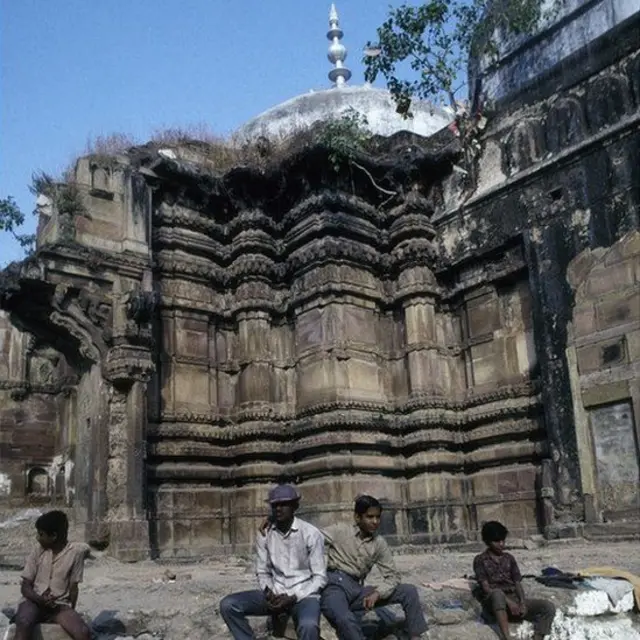 জ্ঞানবাপী মসজিদ ও কাশী বিশ্বনাথ মন্দিরের মাঝে অভিন্ন দেওয়াল
