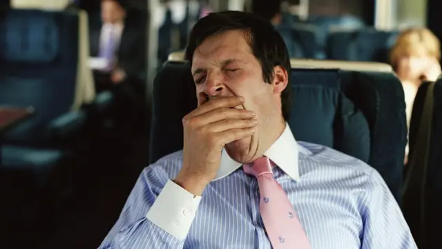 La mayoría de la gente duerme menos horas en la noche de las que debería.