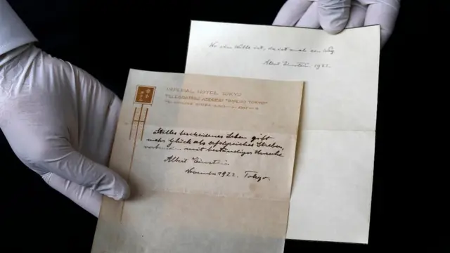 Owner and manager for Winner auction house inside Jerusalem, display di two notes wey Albert Einstein write.