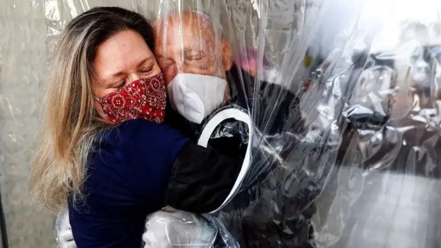 解除封鎖之後，人們可以和親人朋友互相擁抱