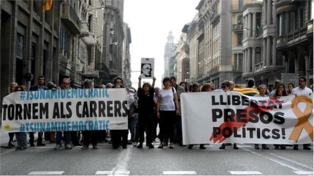 Người dân xuống đường ở Tây Ban Nha để phản đối quyết định của tòa án