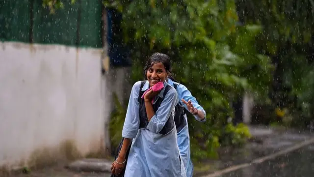 पढ़ने लिखने में आगे, पर अब भी हिंसा-भेदभाव क्यों झेल रही हैं लड़कियां