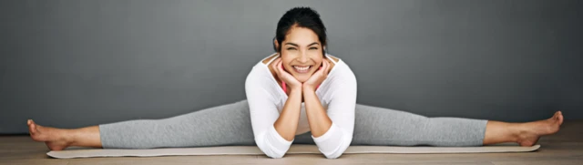 Mujer con piernas estiradas.