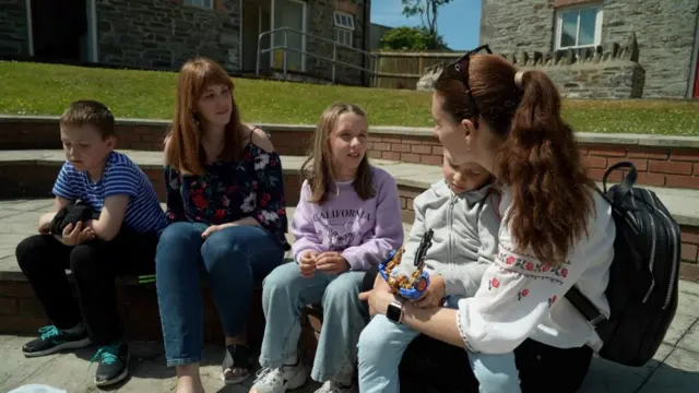 원래 서로 모르던 사이였지만 웨일스로 피난 온 우크라이나인들은 서로를 응원하는 사이가 됐다