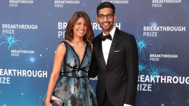 Sundar Pichai e esposa posam sorrindo para fotogalera bet nao consigo sacarfrente a painelgalera bet nao consigo sacarevento