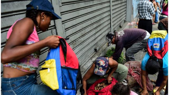 Gente buscando comida en Venezuela.