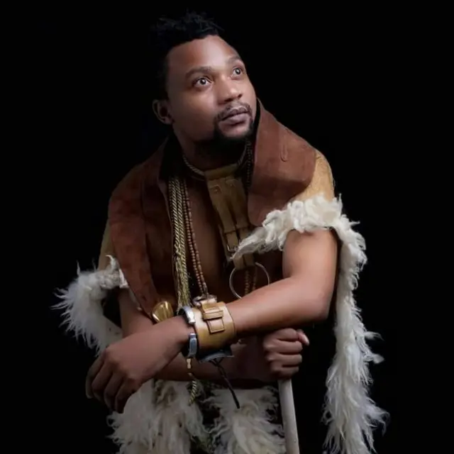 Makeke anatengeneza mavazi ya asili pamoja na maonyesho ya picha hizo za asili.