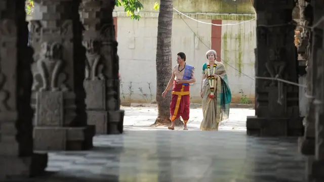 பட்டுச்சேலையில் வலம்வந்த பிரிட்டன் பிரதமர் தெரீசா மே