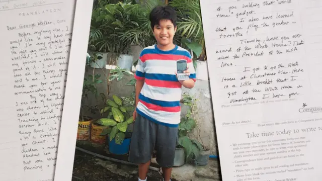 Cartas com uma foto de Timothy no centro