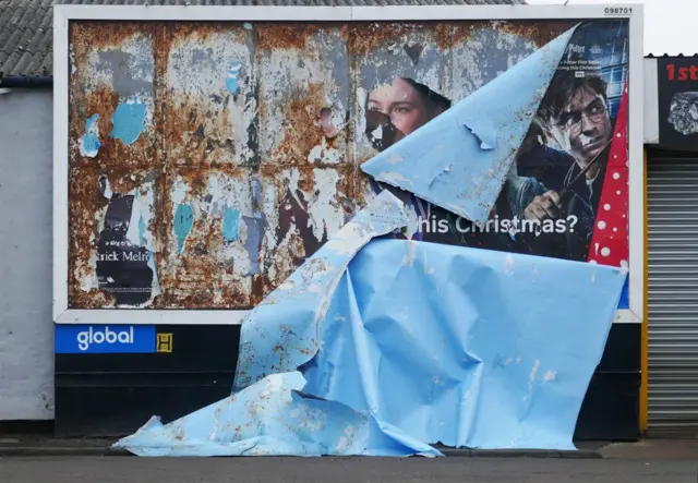 दीवार पर चिपके पोस्टर