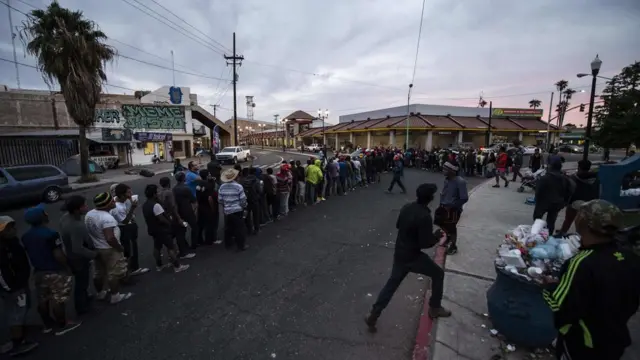 очередь из мигрантов на границе США и Мексики